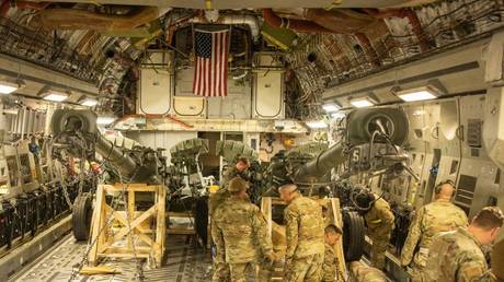 US Marines load an M777 155mm howitzer into the cargo hold of a US Air Force C-17 Globemaster III at March Air Reserve Base on April 21, 2022, California, US