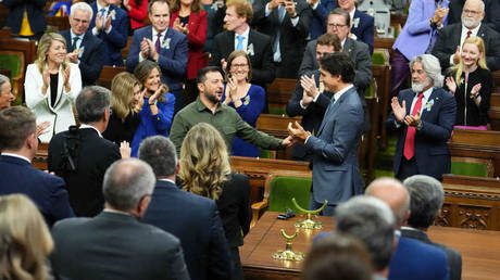 Ukrainian President Vladimir Zelensky (C) and Canadian Prime Minister Justin Trudeau (C, R) in the House of Commons in Ottawa on September 22, 2023